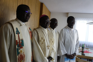 Gruppenfoto der Delegation aus Senegal in der Sakristei.